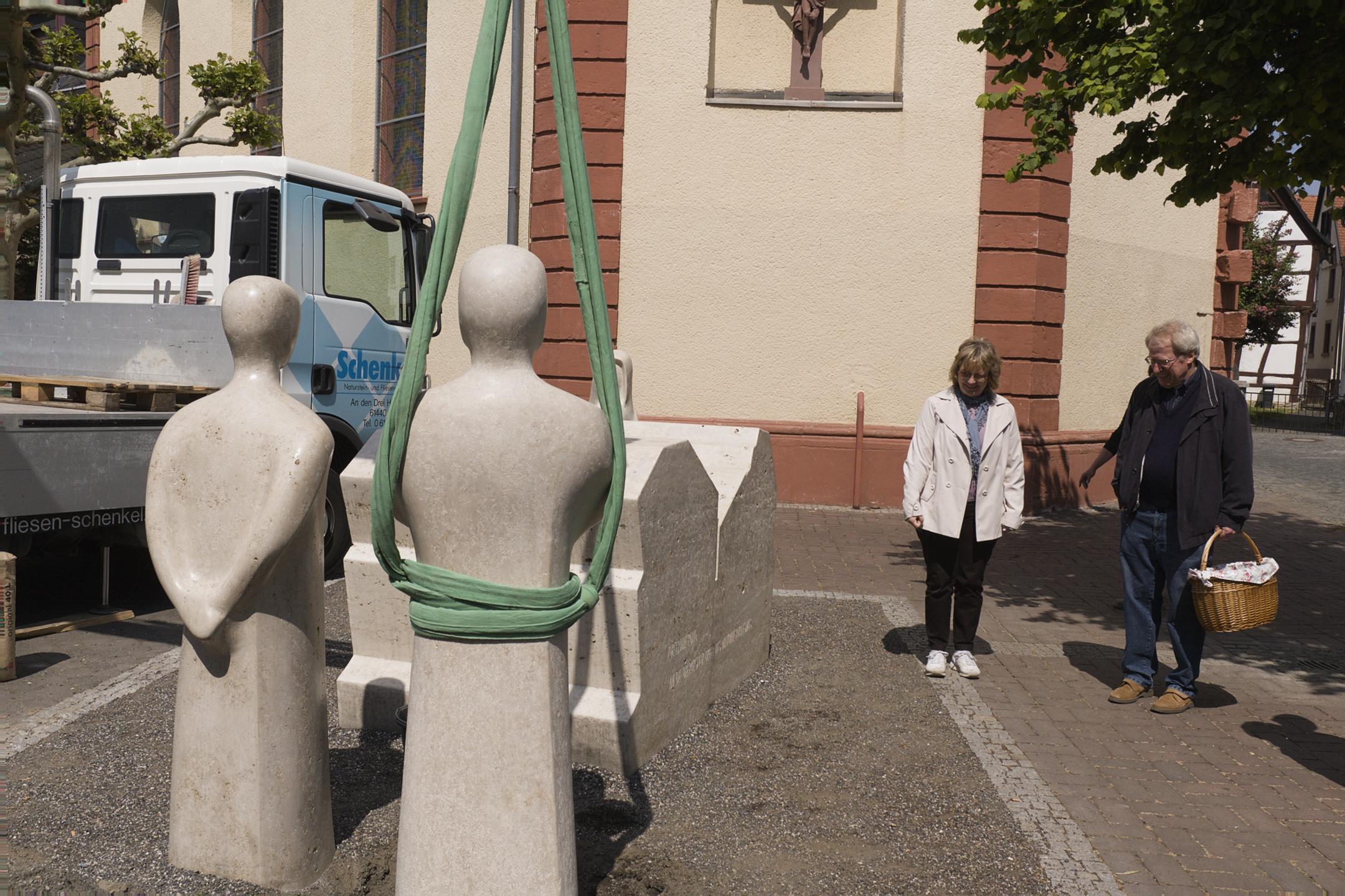 Opferdenkmal Oberursel, Aufstellung der dritten Figur